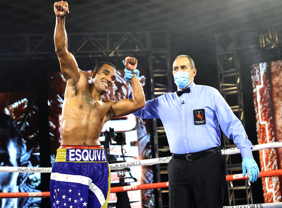Árbitro ergue o braço de Esquiva Falcão ao declarar vitória por nocaute técnico em Las Vegas — Foto: Getty Images