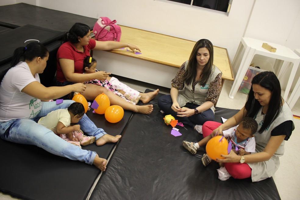 Momento de interatividade e terapia com as crianças e mães (Foto: Ellyo Teixeira/G1)