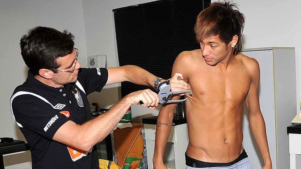 Luis Fernando de Barros e Neymar, no Santos, em 2012: fisiologista foi contratado pelo São Paulo — Foto:  Ricardo Saibun / Site Oficial do Santos