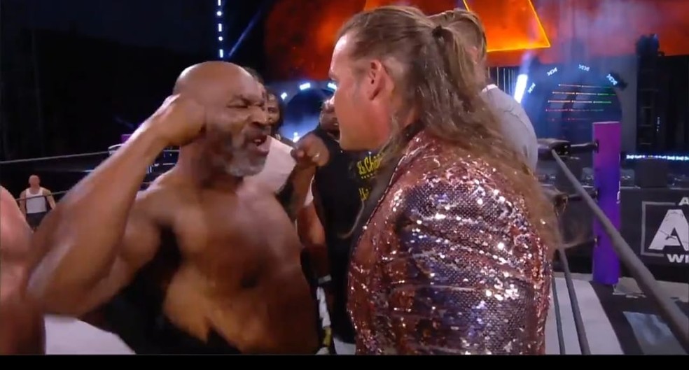 Mike Tyson provoca Chris Jericho em evento da AEW — Foto: Reprodução