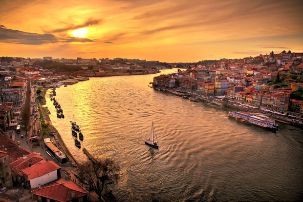 Puesta de sol en Oporto sobre el Rio Duero (Foto: Getty Images/iStockphoto)