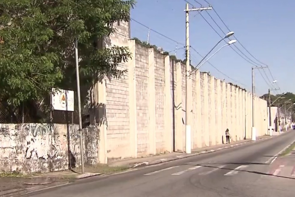 Sete adolescentes fogem da Fundação Casa e fazem dois servidores refém, em Guarujá — Foto: Reprodução Tv Tribuna