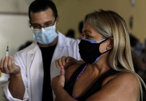 BBC Sindicalista afirma que professores só voltarão às aulas presenciais quando estiverem seguros e vacinados (Foto: Reuters via BBC Brasil)