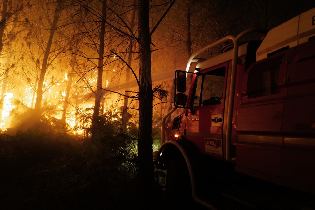 Bombeiros trabalham para combater um incêndio perto de Landiras, no sudoeste da França no último sábado (16). — Foto: SDIS 33 via AP