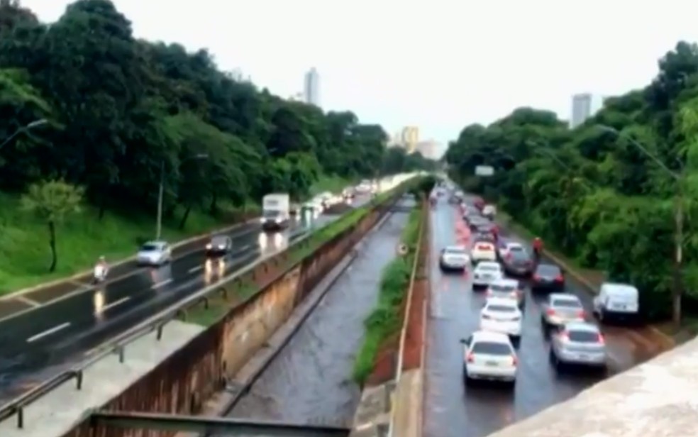Marignal Botafogo fica parcialmente interditada nos dois sentidos após chuva em Goiânia (Foto: Reprodução/TV Anhanguera)