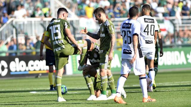 Deyverson "engraxa" a chuteira de Bruno Henrique 