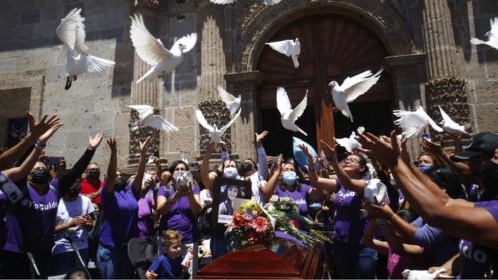 Homenagem durante funeral de Luz Raquel Padilla — Foto: EPA via BBC