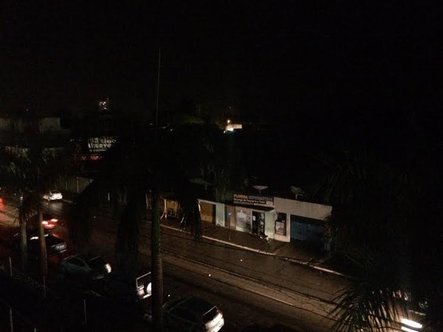 Três subestações pararam de operar no início da noite, de acordo com a Eletrobrás Distribuição Rondônia, por causa do temporal (Foto: Ana Fabre/G1)