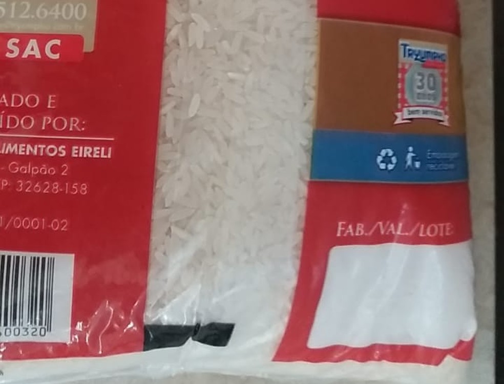 Pacote de arroz com data de validade apagada em Carangola — Foto: Aline Monteiro/ArquivoPessoal