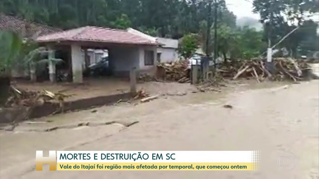 Chuva forte atinge SC e deixa pelo menos dez mortos no Vale do Itajaí, diz Defesa Civil