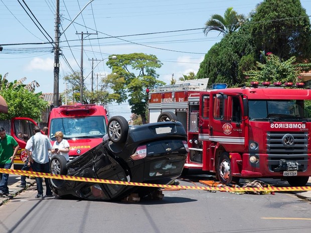 Rua precisou ser interditada após o acidente  (Foto: Acontece  Botucatu/ Divulgação)