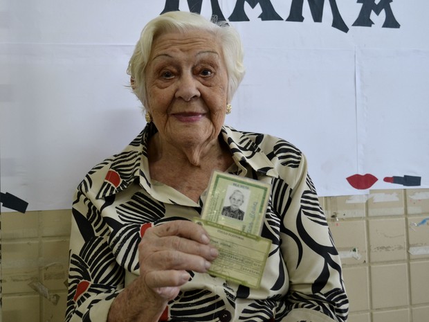 Syrenia mostra a identidade e o título de eleitor (Foto: Naiara Arpini/ G1 ES)