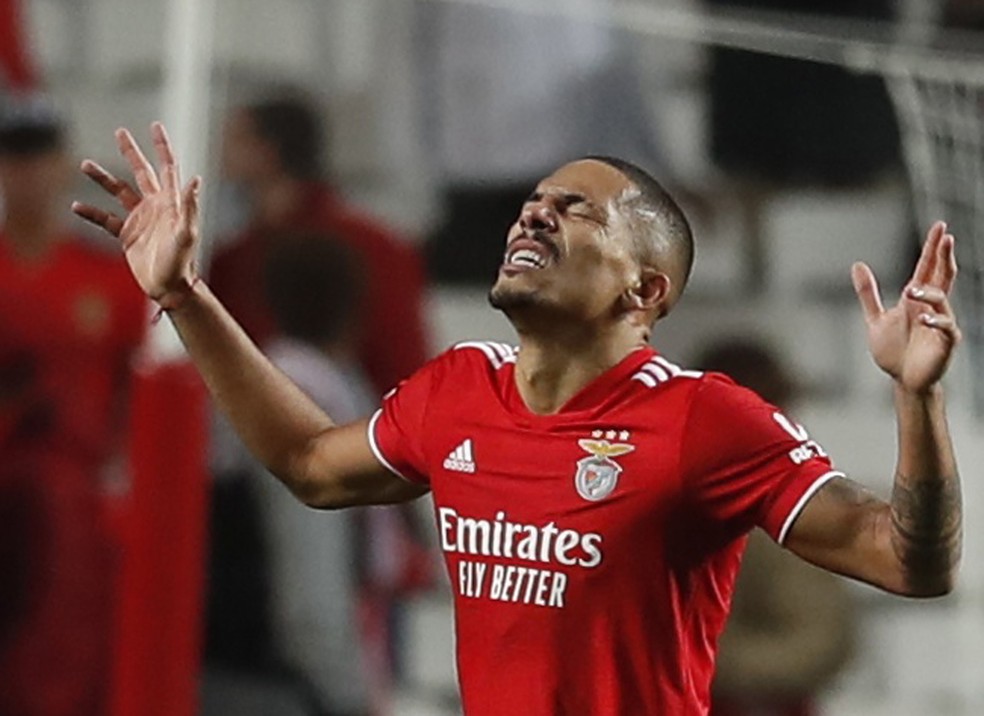Gilberto comemora seu gol pelo Benfica contra o Dínamo de Kiev — Foto: Pedro Nunes/Reuters