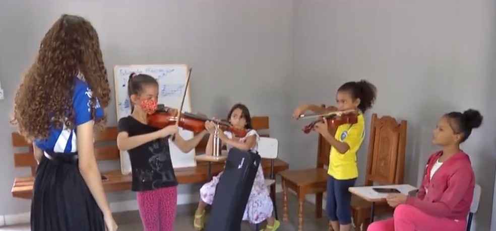 Projeto oferece aulas gratuitas de música para crianças e adolescentes — Foto: Reprodução/TVCA