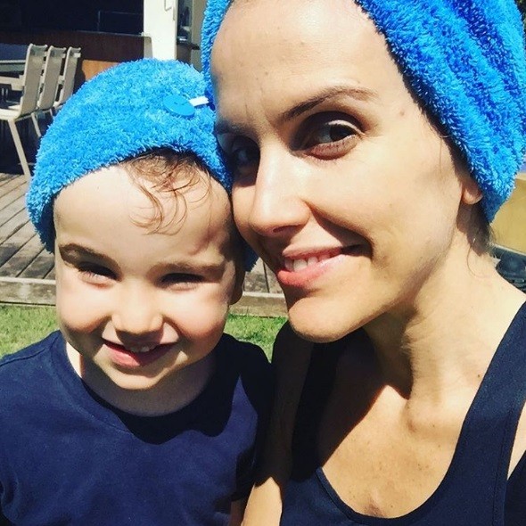 A jornalista Mariana Ferrão e seu filho  (Foto: Reprodução / Instagram)