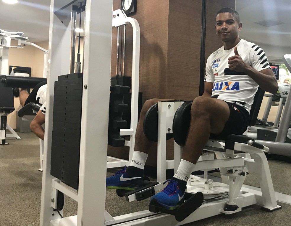David Braz voltar&aacute; a ser titular da zaga do Santos (Foto: Bruno Cassucci)