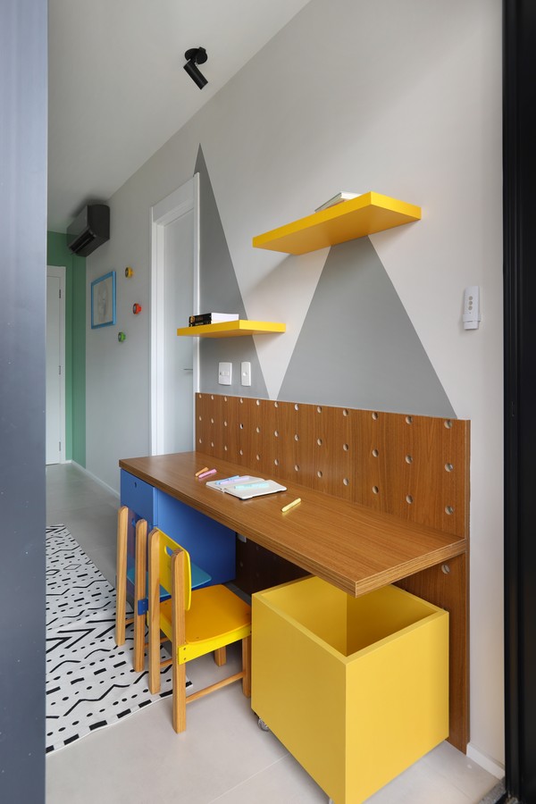 Apartamento de 150 m² exibe décor e teto coloridos (Foto: Mariana Orsi )