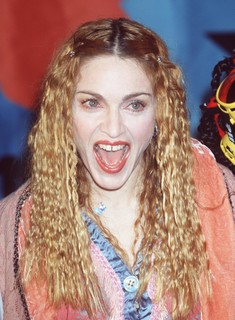 Em 1999, com os cabelos bem texturizados, com algumas franjinhas, no visual que marcou o fim do milênio - repare no gloss e sombra cintilante.