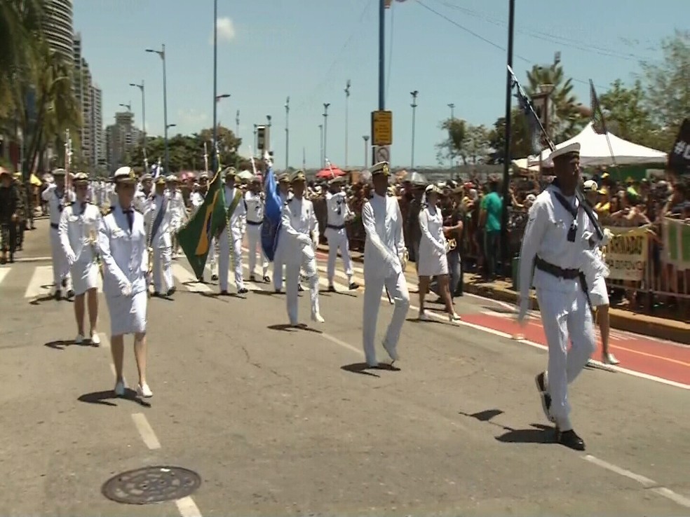 Desfile iniciou por volta das 9h30 na Avenida Beira-Mar em Fortaleza (Foto: Reprodução/TV Verdes Mares)