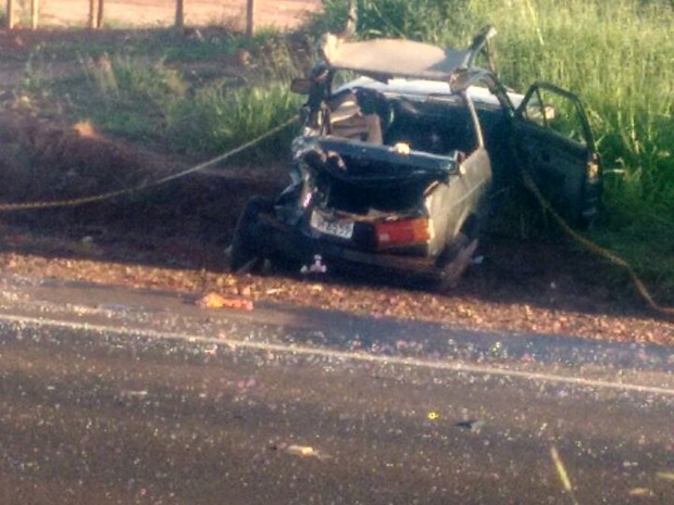 Carro ficou destruído (Foto: Polícia Militar/Divulgação)