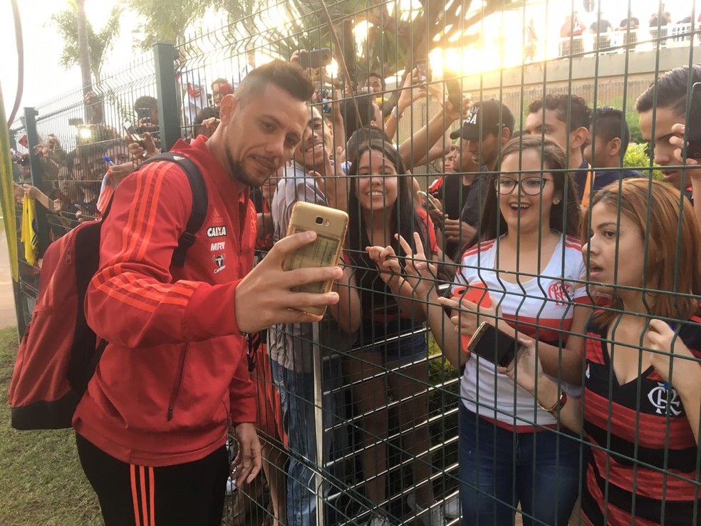 Diego Alves desembarque Flamengo em BrasÃ­lia â Foto: Igor Rodrigues/GloboEsporte.com
