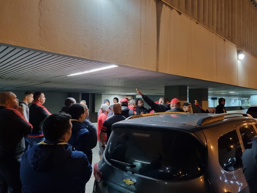 Torcedores do Flamengo no desembarque do elenco após derrota para o Inter — Foto: Ronald Lincoln Jr.