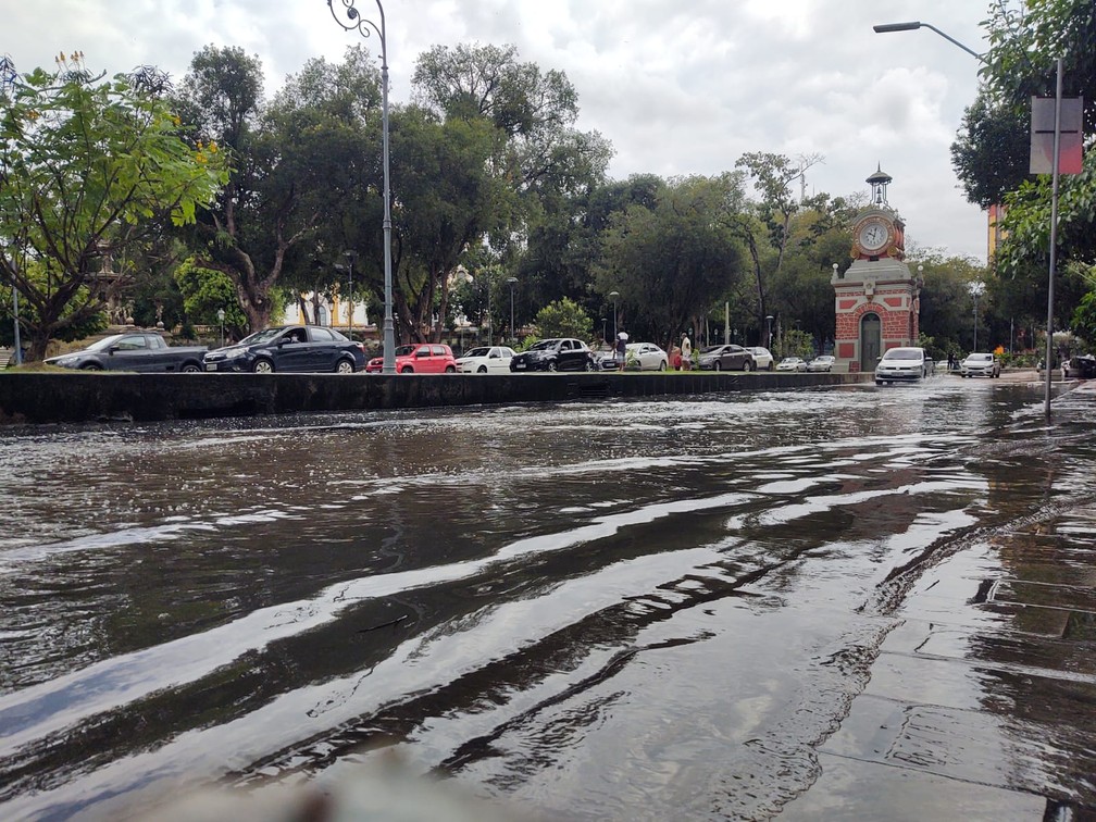 Nível do Rio Negro sobe e água chega à Praça do Relógio, Centro Histórico de Manaus — Foto: Eliana Nascimento/G1 AM