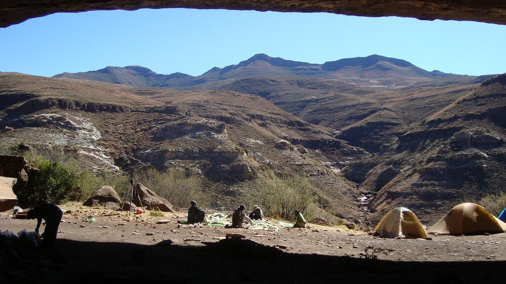 Graças a alguns pingentes encontrados em Lesoto, os estudiosos puderam concluir que a ideia de presentear o próximo era amplamente aceita no sul da África há ao menos 33 mil anos (Foto: Brian Stewart/PNAS)