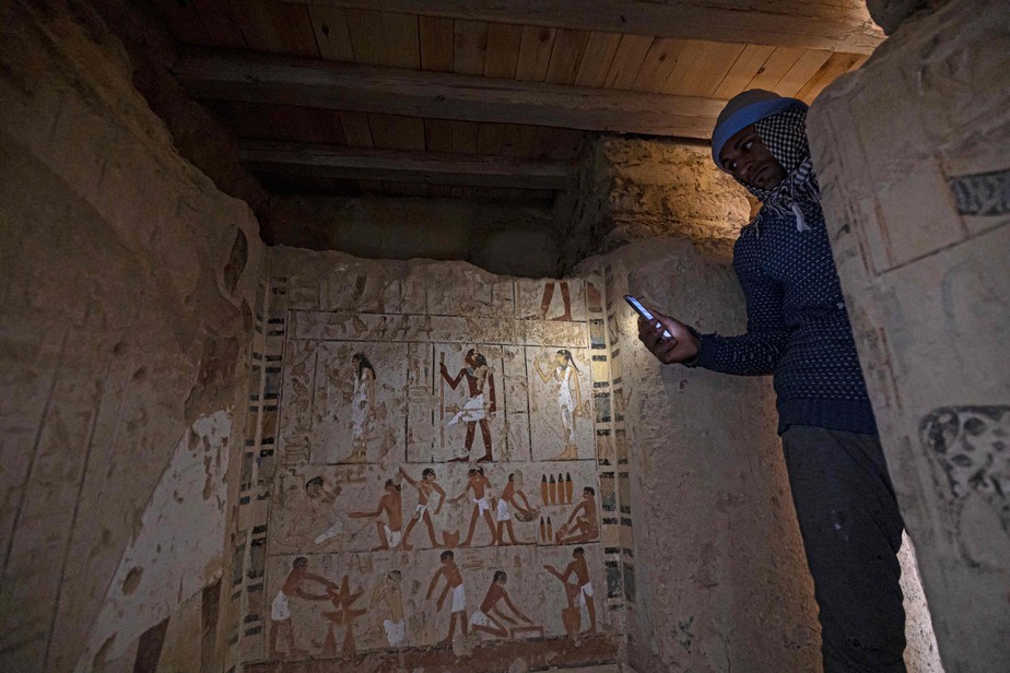 Visão interna de tumba descoberta no Egito, segundo anuncio do governo local nesta quinta-feira