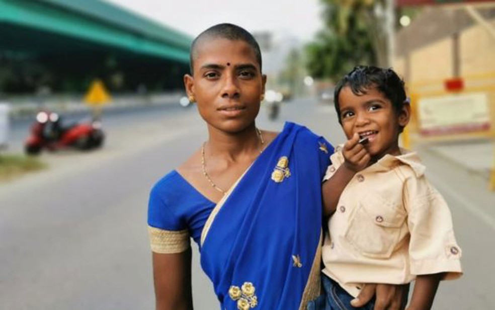 Prema teve dificuldades para alimentar seu filhos depois de o marido se matar; raspar a cabeça foi uma forma de conseguir dinheiro — Foto: BBC