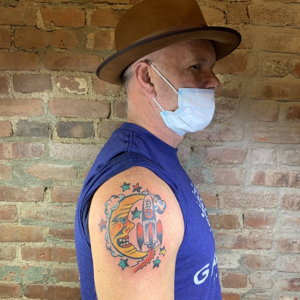 O bilionário Mike Novogratz exibe tatuagem comemorativa após alta do Bitcoin em dezembro (Foto: Reprodução / Twitter)