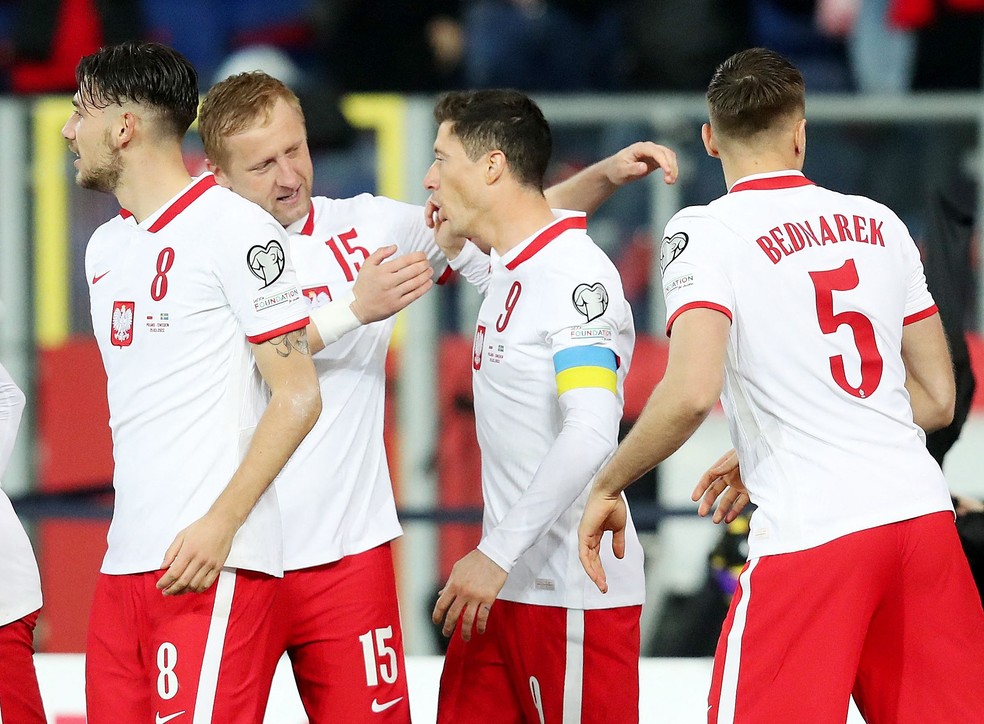 Lewandowski é abraçado após marcar em Polônia x Suécia — Foto: REUTERS/Kacper Pempel