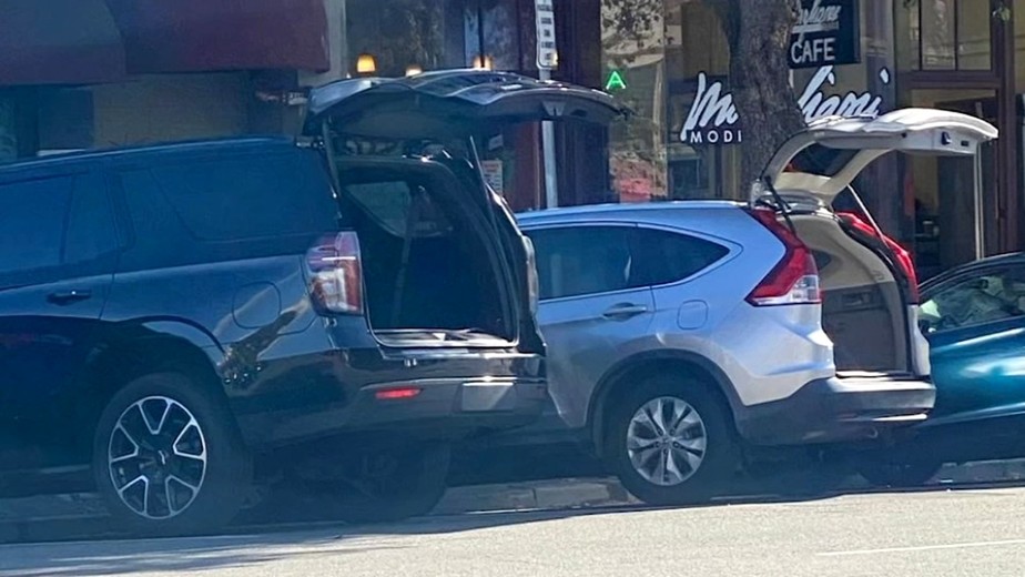 Moradores da Califórnia estacionam seus carros na rua com o porta-malas aberto