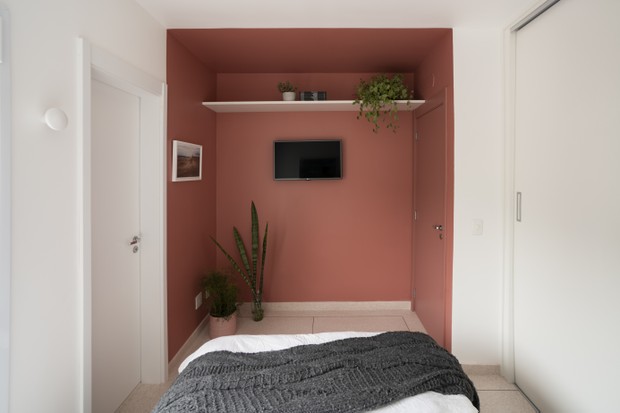 Soluções criativas e tons de rosa e cinza em 72 m² (Foto: CRIS FARHAT)