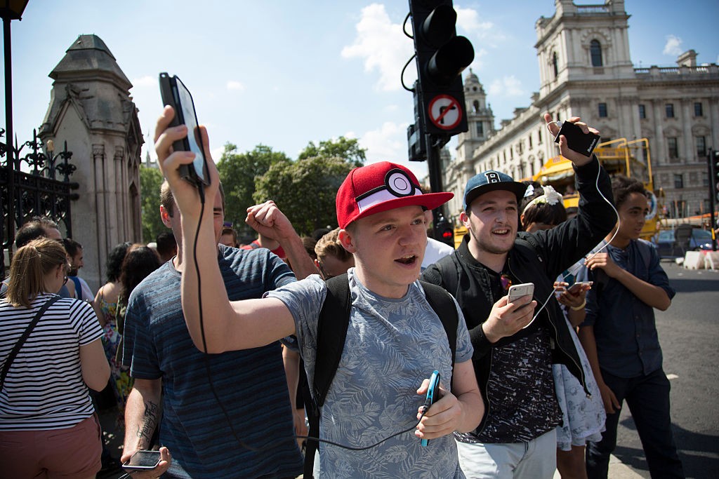Hundreds of enthusiastic gamers descend with their mobile devices on central London to gather for the first mass Pokemon GO Lure Party in the UK since the game was launched on July 23rd 2016 in London, United Kingdom. Pokémon GO is a free-to-play location (Foto: In Pictures via Getty Images)