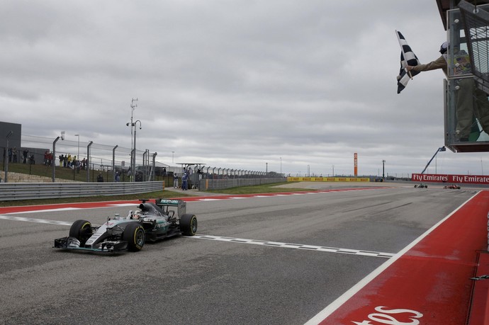Lewis Hamilton recebe bandeirada para a vitória no GP dos EUA (Foto: Reuters)
