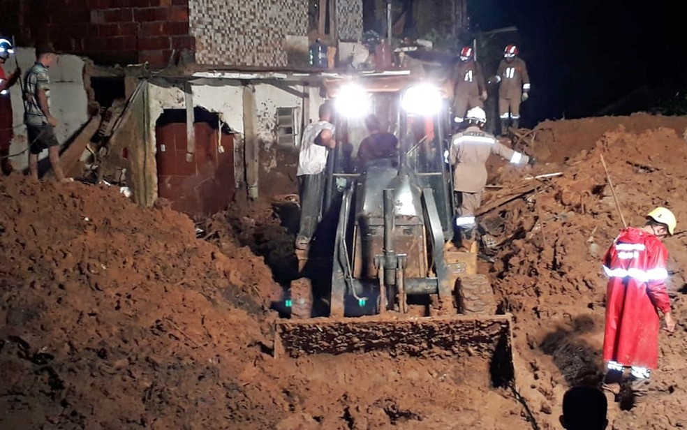 Marido de grávida soterrada em Abreu e Lima sobe em retroescavadeira para acompanhar buscas — Foto: Danielle Fonseca/TV Globo