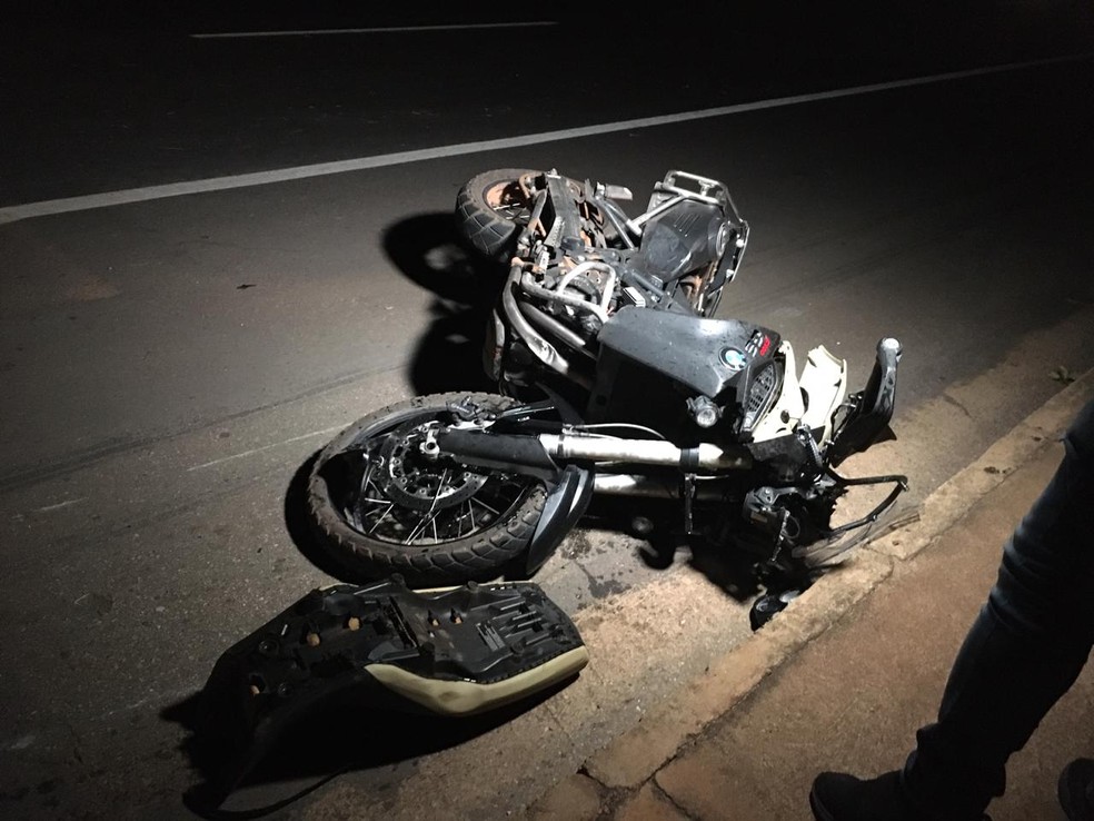 Motociclista morre ao atingir traseira de carro em Várzea Grande e velocímetro trava em 120 km/h — Foto: Leandro Agostini/Centro América FM