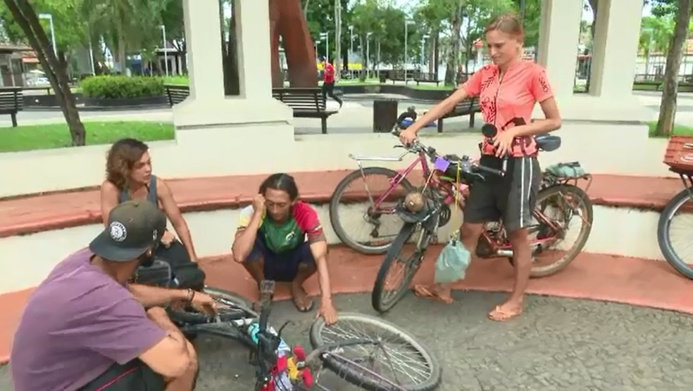 Russa e mexicano se unem a brasileiros para viajar o mundo de bicicleta e passam pelo Acre (Foto: Reprodução/Rede Amazônica Acre)