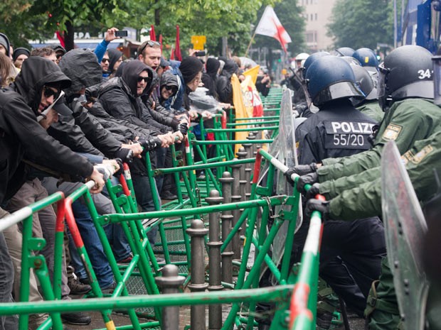 Alemães protestam em Frankfurt em frente ao BCE (Foto: AFP)