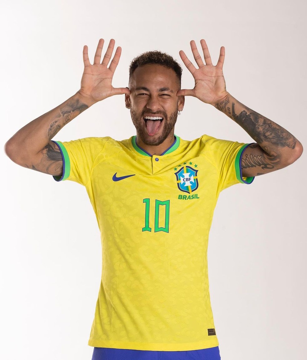 Neymar durante sessão de fotos da seleção brasileira — Foto: Lucas Figueiredo/CBF