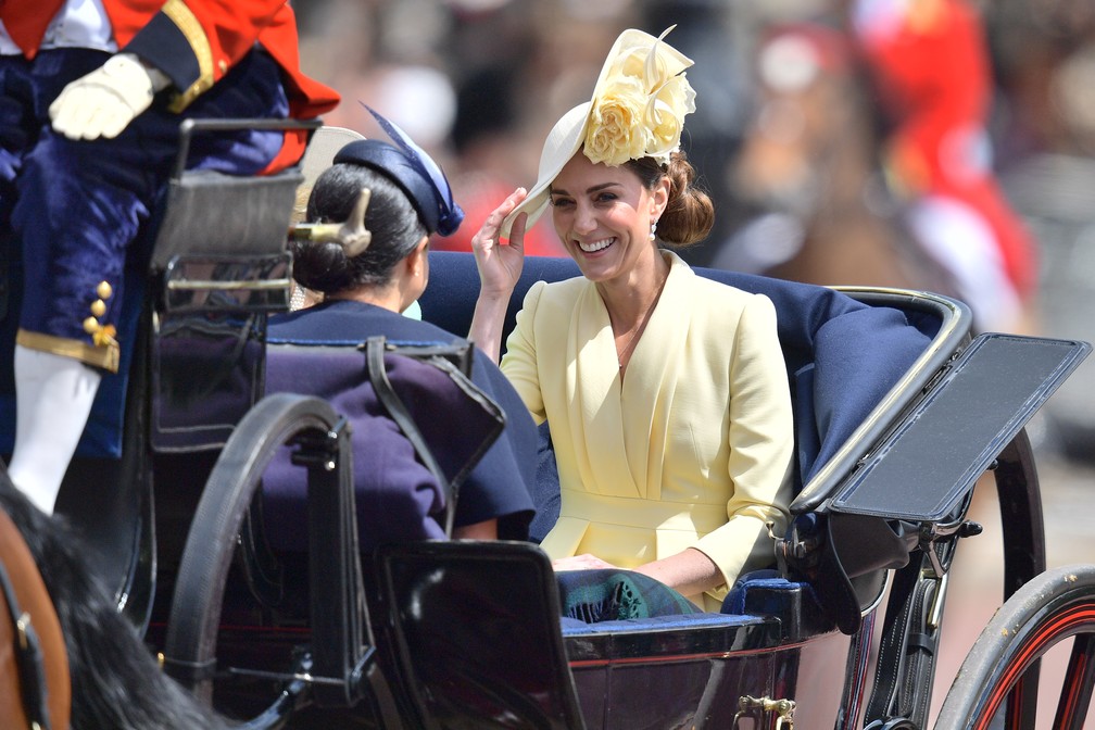 Duquesa de Cambridge, Kate Middleton, em carruagem com a família real. De costas, a duquesa de Sussex, Meghan Markle, esposa do príncipe Harry. — Foto: Daniel Leal-Olivas/AFP
