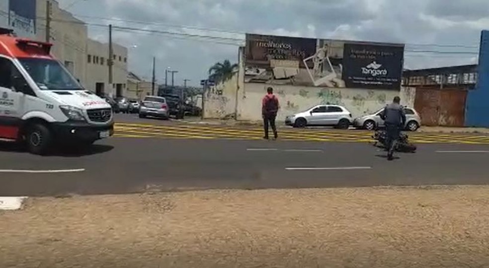 Moto ficou caída na Avenida Sampaio Vidal a cerca de 20 metros da bicicleta — Foto: José Aparecido Silva/Arquivo pessoal