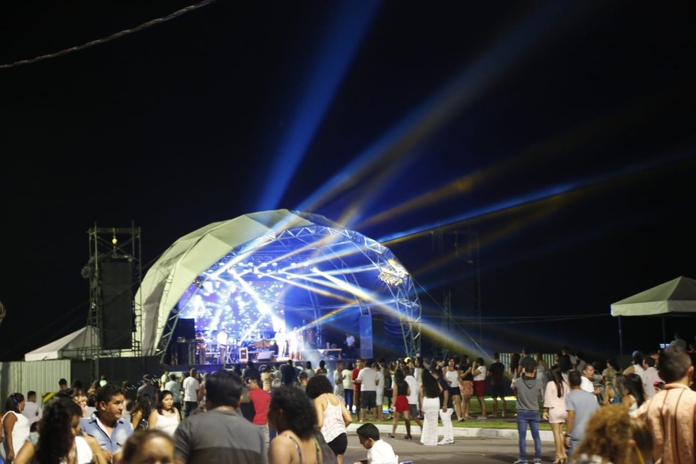 Público começa a se aproximar do palco montado no Portal da Amazônia, em Belém, para os shows de Réveillon. — Foto: Fernando Sette / Comus