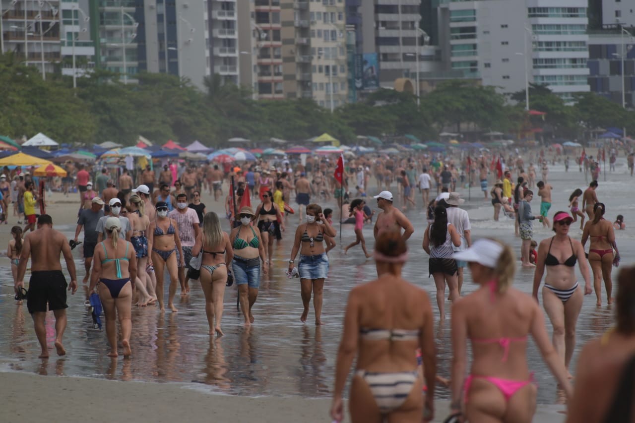 Balneário Camboriú tem sábado com lotação nas praias e dos leitos de UTI para tratamento de Covid