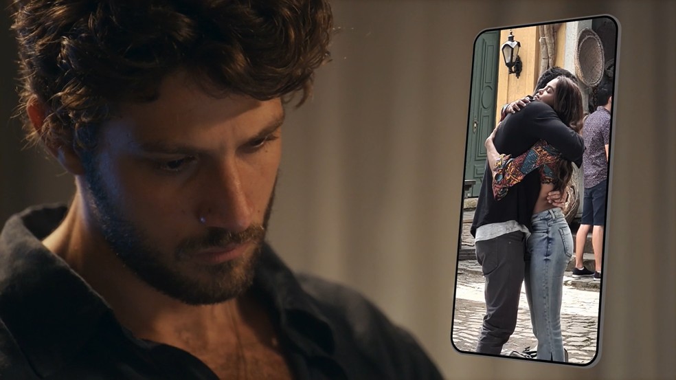 Ari v&ecirc; fotos de Brisa e Oto juntos em Travessia &mdash; Foto: TV Globo