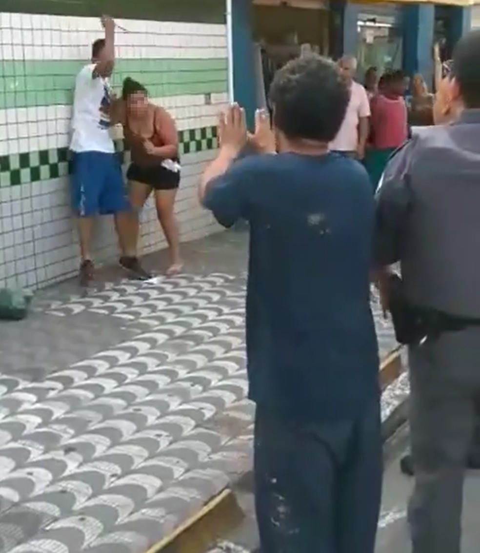 Homem ameaÃ§a ex-mulher com faca em frente a hospital em SP â€” Foto: ReproduÃ§Ã£o