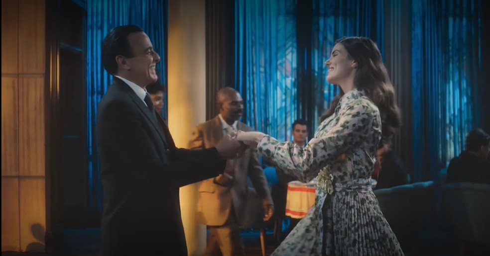 Em Amor Perfeito, Marê (Camila Queiroz) dança com JK (Alexandre Borges) e declara guerra a Gilda (Mariana Ximenes) — Foto: Globo