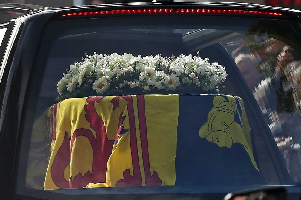 Carro funerário transporta o caixão com o corpo da rainha — Foto: Scott Heppell / AP Photo