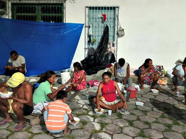 Imigrantes venezuelanos recebem alimentos doados na Rodoviária de Manaus (Foto: Divulgação/Movimento Mais Amor Por Favor)